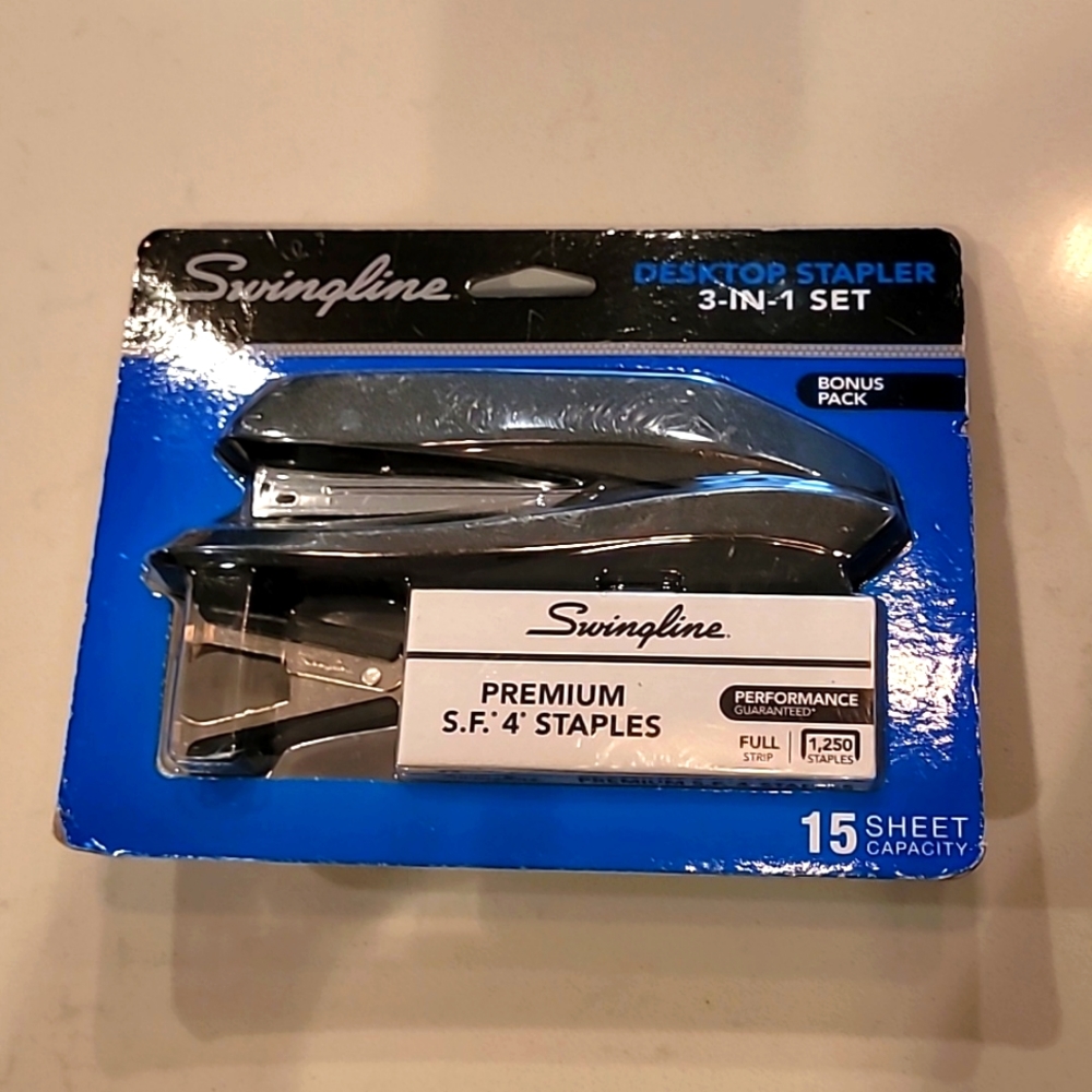 Swingline Desktop Stapler 3 in 1 set. Stapler, staple remover, and staples